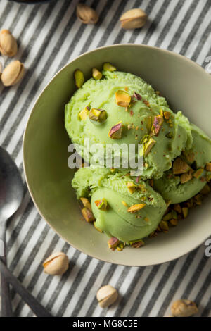 In casa verde pistacchio gelato pronto a mangiare Foto Stock