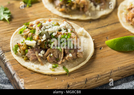 In casa la carne di maiale Carnitas Tacos con il coriandolo e Cojita Foto Stock