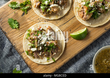 In casa la carne di maiale Carnitas Tacos con il coriandolo e Cojita Foto Stock