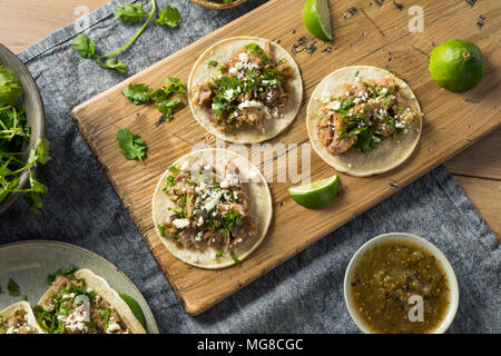 In casa la carne di maiale Carnitas Tacos con il coriandolo e Cojita Foto Stock