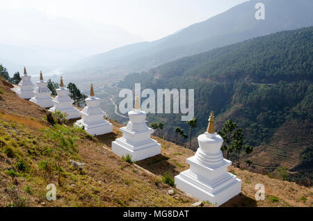 Fila di stupas a Sangchhen Dorgi Lhuendrup Lhakhang Monastero, Punakha, Bhutan Foto Stock