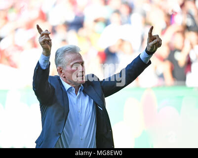 Allenatore Jupp Heynckes, FC Bayern Monaco, celebrato dai fan per vincere il tedesco campionato di calcio, WWK Arena, Augsburg Foto Stock