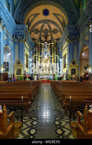 Interno navata con presbiterio rialzato, la chiesa di San Bartolomeo, Cattolica romana chiesa parrocchiale, Plaza de sa Constitucio, Sóller Foto Stock