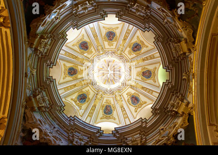 Soffitto a volta, cupola sopra altare laterale, interno, Chiesa di San Bartolomeo, Cattolica romana chiesa parrocchiale Foto Stock