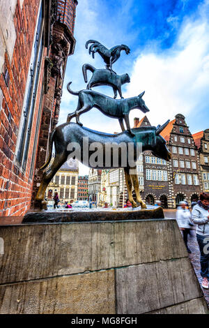 BREMEN, Germania - 10 ottobre 2017: famosa statua di quattro musicisti di Brema sulla piazza del mercato, Germania, creato da Gerhard Marcks nel 1953. Foto Stock