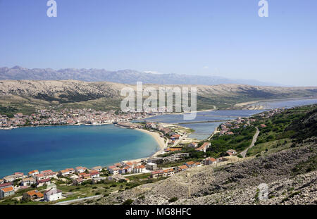 Idillica vista aerea su blu e laguna turchese e la vecchia citta di Pago sull'Isola di Pag in Dalmazia, Croazia Foto Stock