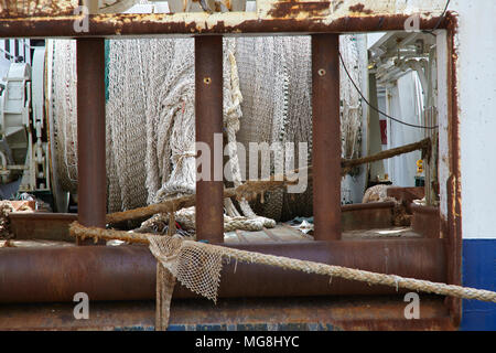 Reti a strascico e marcia memorizzata a poppa di un peschereccio con reti da traino pelagiche ormeggiata al Porto di Fraserburgh. Foto Stock