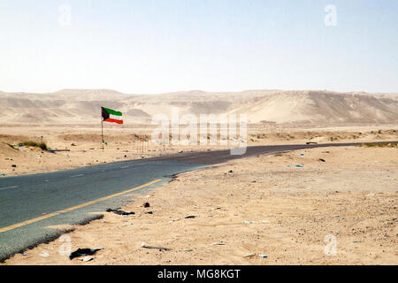 Bandiera del Kuwait a Mutla Ridge, Kuwait. Foto Stock