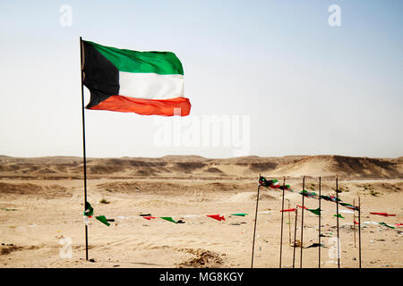 Bandiera del Kuwait a Mutla Ridge, Kuwait. Foto Stock