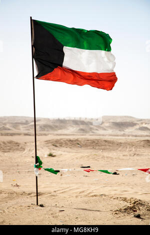 Bandiera del Kuwait a Mutla Ridge, Kuwait. Foto Stock