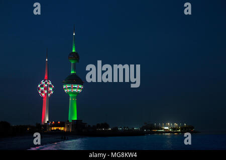 Kuwait Towers illuminata di notte con i colori del Kuwait. Kuwait City, Kuwait Foto Stock