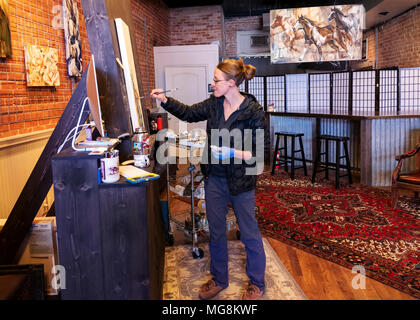 Ammenda artista Katie Maher creando un dipinto ad olio nella sua gallery; Salida; Colorado; USA Foto Stock