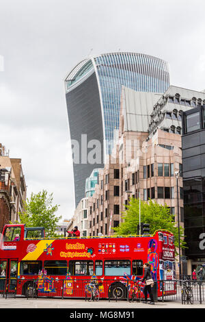 London, Regno Unito - 2 Maggio 2015: 20 Fenchurch St, Londra noto anche l'edificio Walkie-Talkie con un tour in autobus in primo piano, in un giorno nuvoloso. Foto Stock