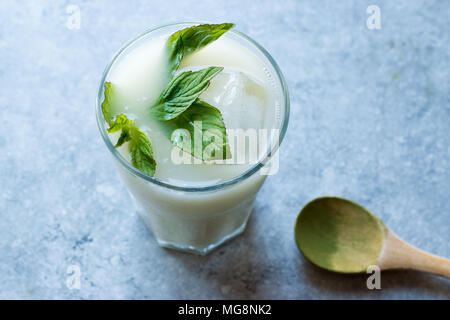 Iced Matcha tè cappuccino con foglie di menta. Bevanda frullato. Foto Stock