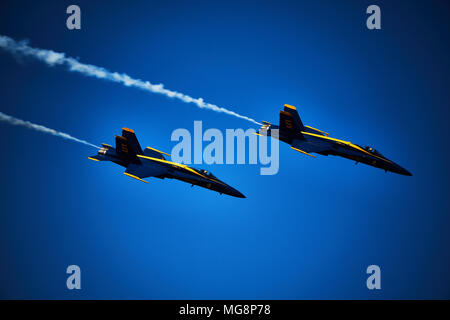 L'acrobazia eseguita da parte del governo degli STATI UNITI Navy Blue Angels Foto Stock