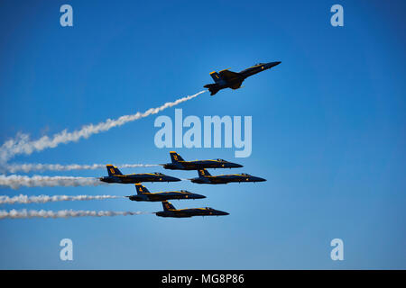L'acrobazia eseguita da parte del governo degli STATI UNITI Navy Blue Angels Foto Stock