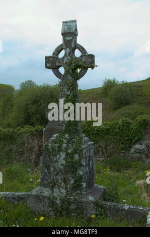 Una croce celtica in Abbazia Kilone cimitero Foto Stock