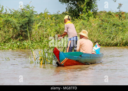 Padre e Figlio la pesca in acqua dolce Il Tonle Sap (grande lago) in Cambogia da lì barca Foto Stock