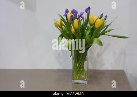 Mazzo di tulipani gialli e viola iridi sul tavolo Foto Stock