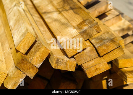 Schede e travi di legno da costruzione Foto Stock