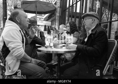 Due anziani signori francese parlando su un drink in una street cafe su Avenue de Suffren, vicino alla Torre Eiffel, Parigi Foto Stock