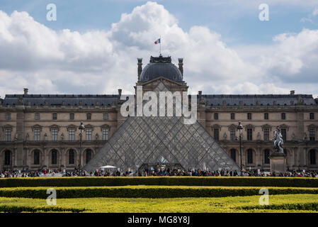 Piramide di vetro e la Cour Napoleon, il museo del Louvre, Parigi Foto Stock