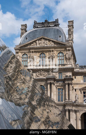 Riflessioni in la piramide di vetro, il Musée du Louvre, Parigi Foto Stock