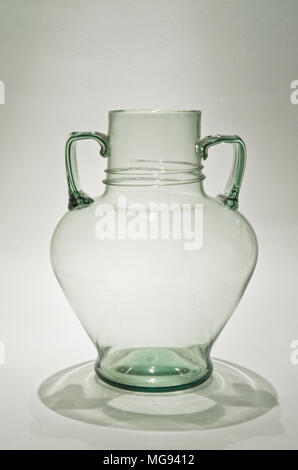 James Powell & Sons Whitefriars vaso 'Maidstone' Glass Sea Green disegnato da Harry Powell. Londra, Regno Unito Foto Stock