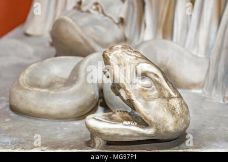 Close up della vista di dettaglio della scultura di serpente con la bocca aperta Foto Stock