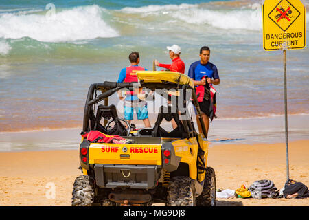 Surf rescue buggy e pericoloso oceano corrente segno sul Nord Curl Curl Beach a Sydney, Australia Foto Stock