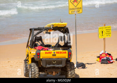 Surf rescue buggy e pericoloso oceano corrente segno sul Nord Curl Curl Beach a Sydney, Australia Foto Stock