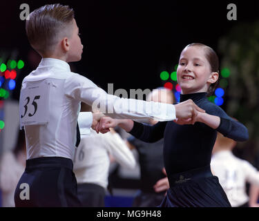 San Pietroburgo, Russia - 20 Aprile 2018: giovani competere in dancesport per San Pietroburgo Governor's Cup. Xiv torneo include WDSF giornat Foto Stock