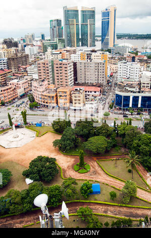 Vista aerea del CBD guardando a nord-est attraverso Uhuro Park e Bibi Titi Mohammed Street, Dar es Salaam, Tanzania Foto Stock