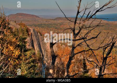 Autunno a Carlton picco delle montagne a dente di sega nel nord del Minnesota sulla sponda nord del Lago Superior Foto Stock