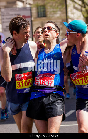 St James Park, Birdcage Walk, London, Regno Unito. Il 22 aprile, 2018. Elite e migliaia di guide divertente testa verso Buckingham Palace in brillante sole di primavera Foto Stock