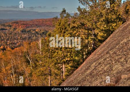 Autunno a Carlton picco delle montagne a dente di sega nel nord del Minnesota sulla sponda nord del Lago Superior Foto Stock