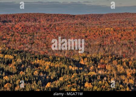 Autunno a Carlton picco delle montagne a dente di sega nel nord del Minnesota sulla sponda nord del Lago Superior Foto Stock