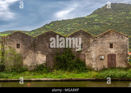 Storico parte industriale del Comune di Bosa sulla costa della Sardegna, Italia Foto Stock