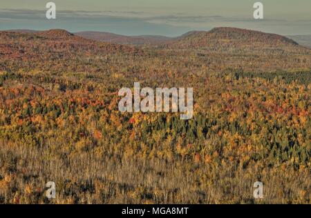 Autunno a Carlton picco delle montagne a dente di sega nel nord del Minnesota sulla sponda nord del Lago Superior Foto Stock