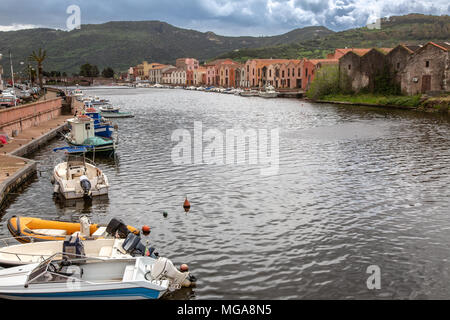 Storico parte industriale del Comune di Bosa sulla costa della Sardegna, Italia Foto Stock