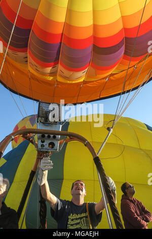 Entusiasta pilota a palloncino sempre pronto a lanciare il suo gonfiati in mongolfiera ad aria calda a Connecticut balloon festival Foto Stock