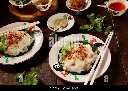 Ci Cong ventola. Una variante locale di Chee Cheung divertente, il sottile a base di noodle di riso foglio piatto. Una strada molto famosa cibo a Medan. Foto Stock