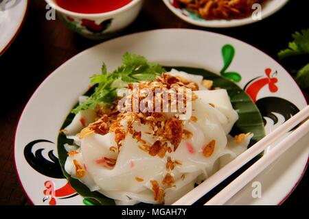 Ci Cong ventola. Una variante locale di Chee Cheung divertente, il sottile a base di noodle di riso foglio piatto. Una strada molto famosa cibo a Medan. Foto Stock