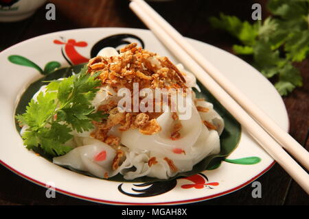 Ci Cong ventola. Una variante locale di Chee Cheung divertente, il sottile a base di noodle di riso foglio piatto. Una strada molto famosa cibo a Medan. Foto Stock