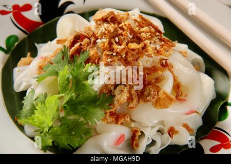 Ci Cong ventola. Una variante locale di Chee Cheung divertente, il sottile a base di noodle di riso foglio piatto. Una strada molto famosa cibo a Medan. Foto Stock