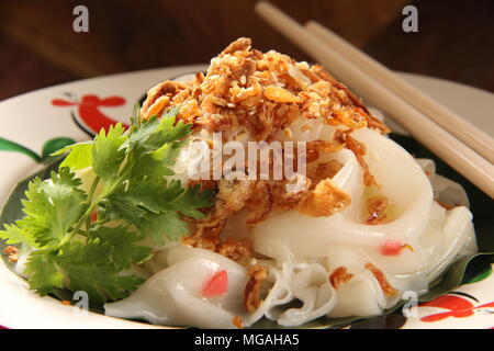 Ci Cong ventola. Una variante locale di Chee Cheung divertente, il sottile a base di noodle di riso foglio piatto. Una strada molto famosa cibo a Medan. Foto Stock