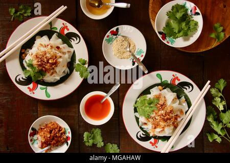 Ci Cong ventola. Una variante locale di Chee Cheung divertente, il sottile a base di noodle di riso foglio piatto. Una strada molto famosa cibo a Medan. Foto Stock