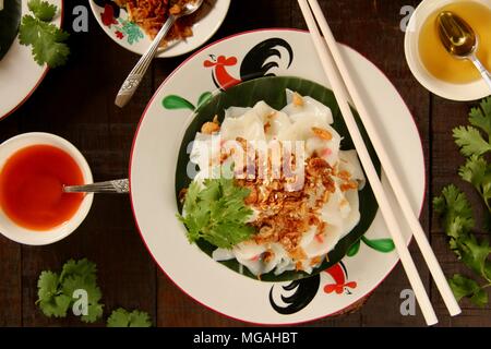 Ci Cong ventola. Una variante locale di Chee Cheung divertente, il sottile a base di noodle di riso foglio piatto. Una strada molto famosa cibo a Medan. Foto Stock