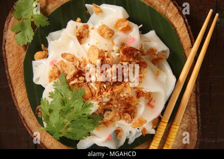 Ci Cong ventola. Una variante locale di Chee Cheung divertente, il sottile a base di noodle di riso foglio piatto. Una strada molto famosa cibo a Medan. Foto Stock