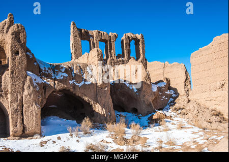 Chiudere la vista sul quasi distrutto casa nel deserto iraniano Foto Stock